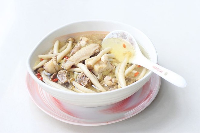 蟹味菇燉雞的做法-家常味燉菜譜