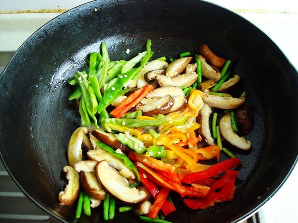 香菇羊肉拌皮帶面的做法-家常味炒菜譜