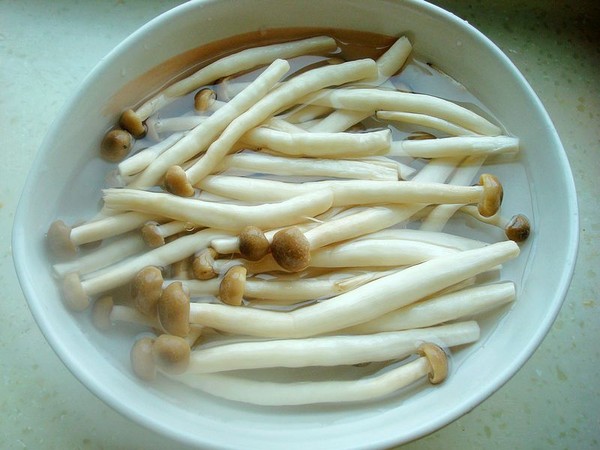 蟹味菇燉雞的做法-家常味燉菜譜