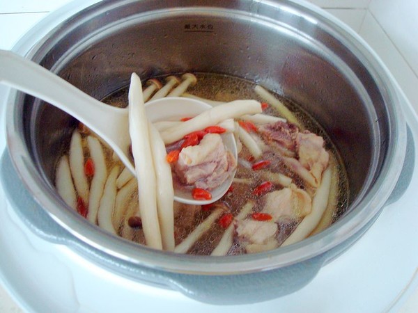 蟹味菇燉雞的做法-家常味燉菜譜