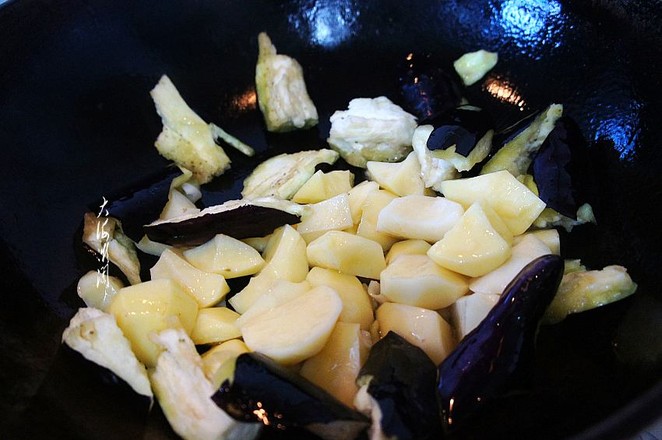 土豆燉茄子的做法-醬香味燉菜譜