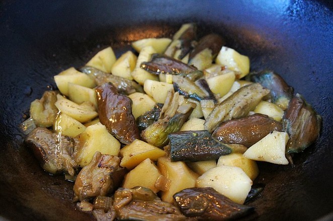 土豆燉茄子的做法-醬香味燉菜譜
