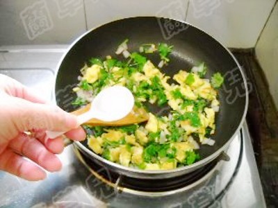 芫荽炒雞蛋的做法-家常味炒菜譜