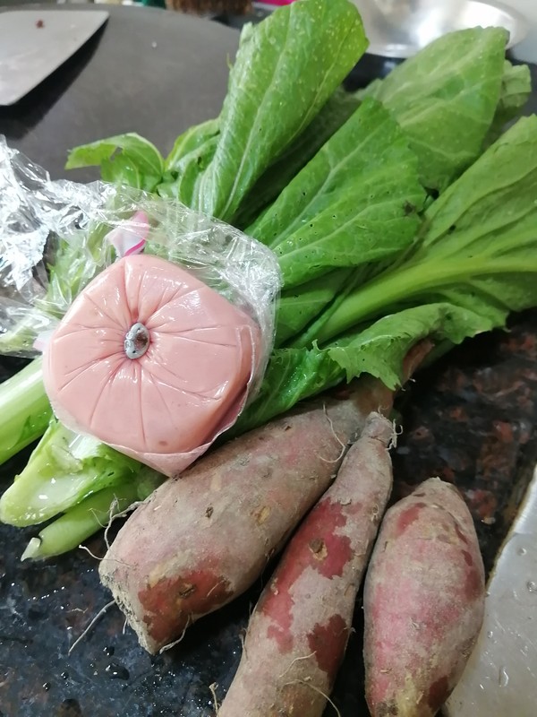 家鄉(xiāng)的味道~~午餐肉番薯芥菜煲的做法-家常味煮菜譜