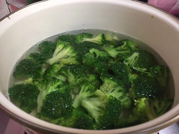 素炒西蘭花的做法-咸鮮味炒菜譜-易網健康養生網 素炒西蘭花的做法-咸鮮味炒菜譜