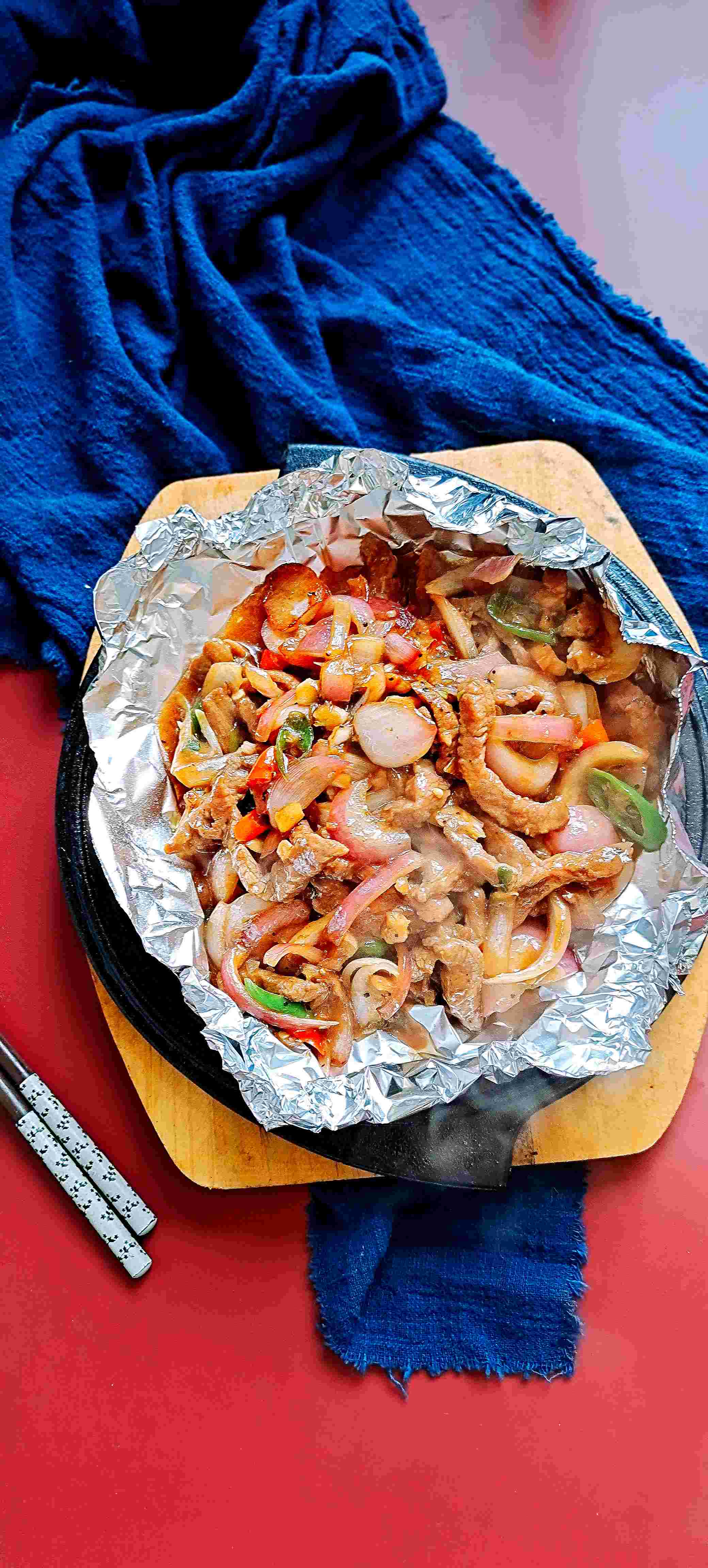 年菜餐桌一道硬菜，老少皆愛…鐵板黑椒牛柳的做法-黑椒味炒菜譜