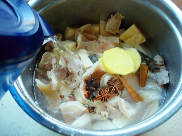 肉皮燒豆腐的做法-家常味燒菜譜