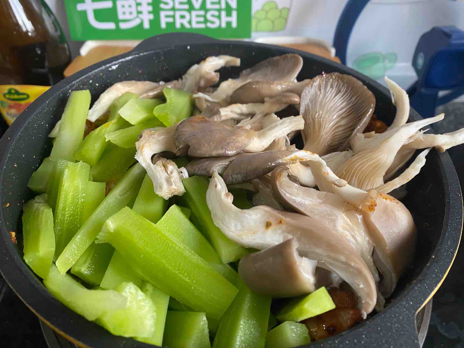 麻辣干鍋翅中蝦的做法-麻辣味燒菜譜