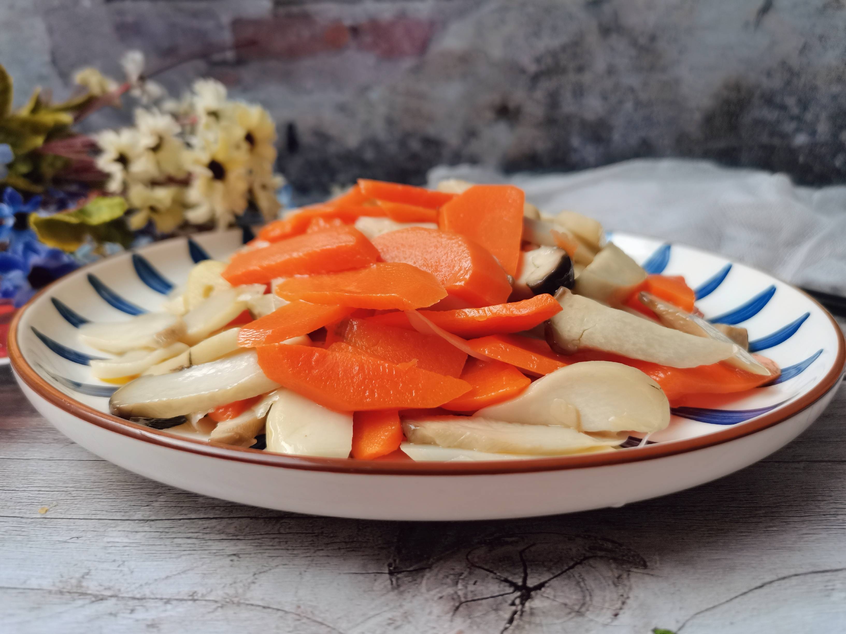 胡蘿卜炒杏鮑菇的做法-家常味炒菜譜