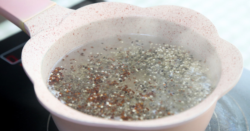 藜麥雞蛋餅的做法-咸鮮味煎菜譜