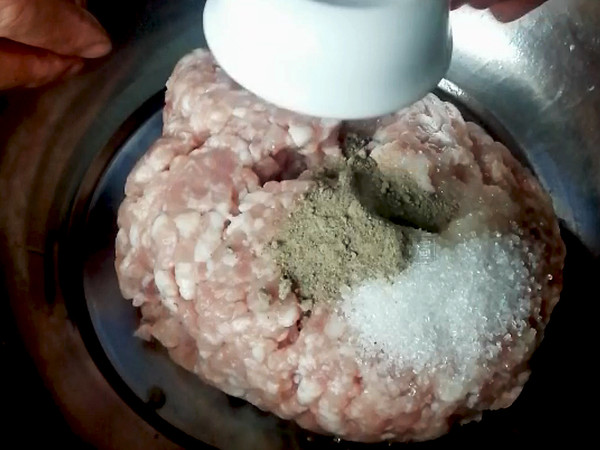 自制兩種火鍋肉丸，真材實(shí)料看得見！的做法-咸鮮味煮菜譜