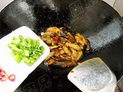 蒜香豆瓣茄子的做法-醬香味燒菜譜