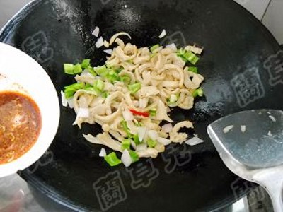 烤肉料炒面筋的做法-香辣味炒菜譜-易網健康養生網 烤肉料炒面筋的做法-香辣味炒菜譜
