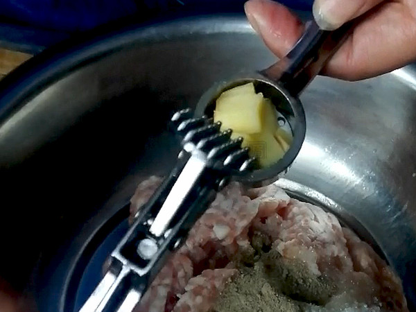 自制兩種火鍋肉丸，真材實(shí)料看得見！的做法-咸鮮味煮菜譜