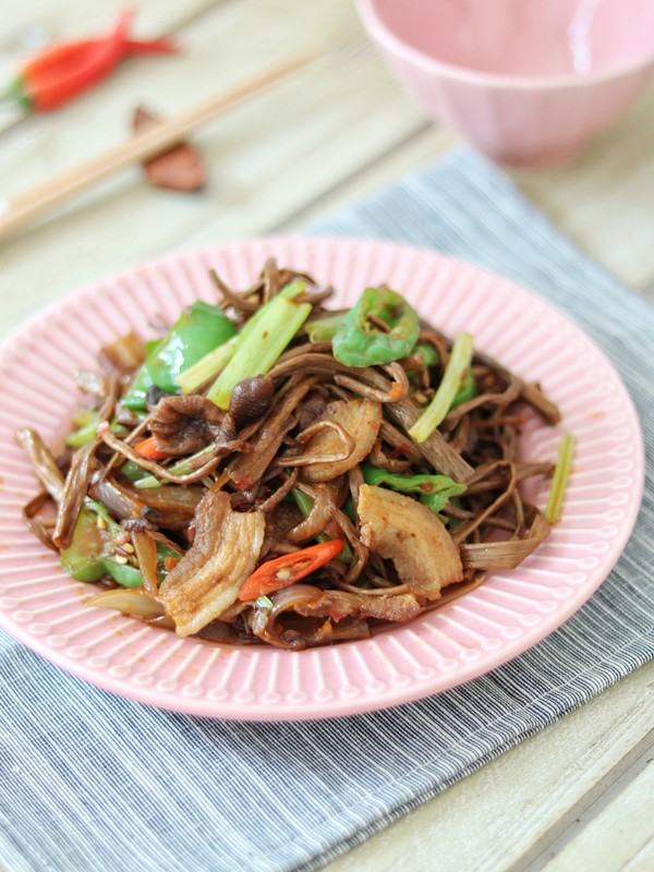 干鍋茶樹菇的做法-家常味炒菜譜-易網健康養生網 干鍋茶樹菇的做法-家常味炒菜譜