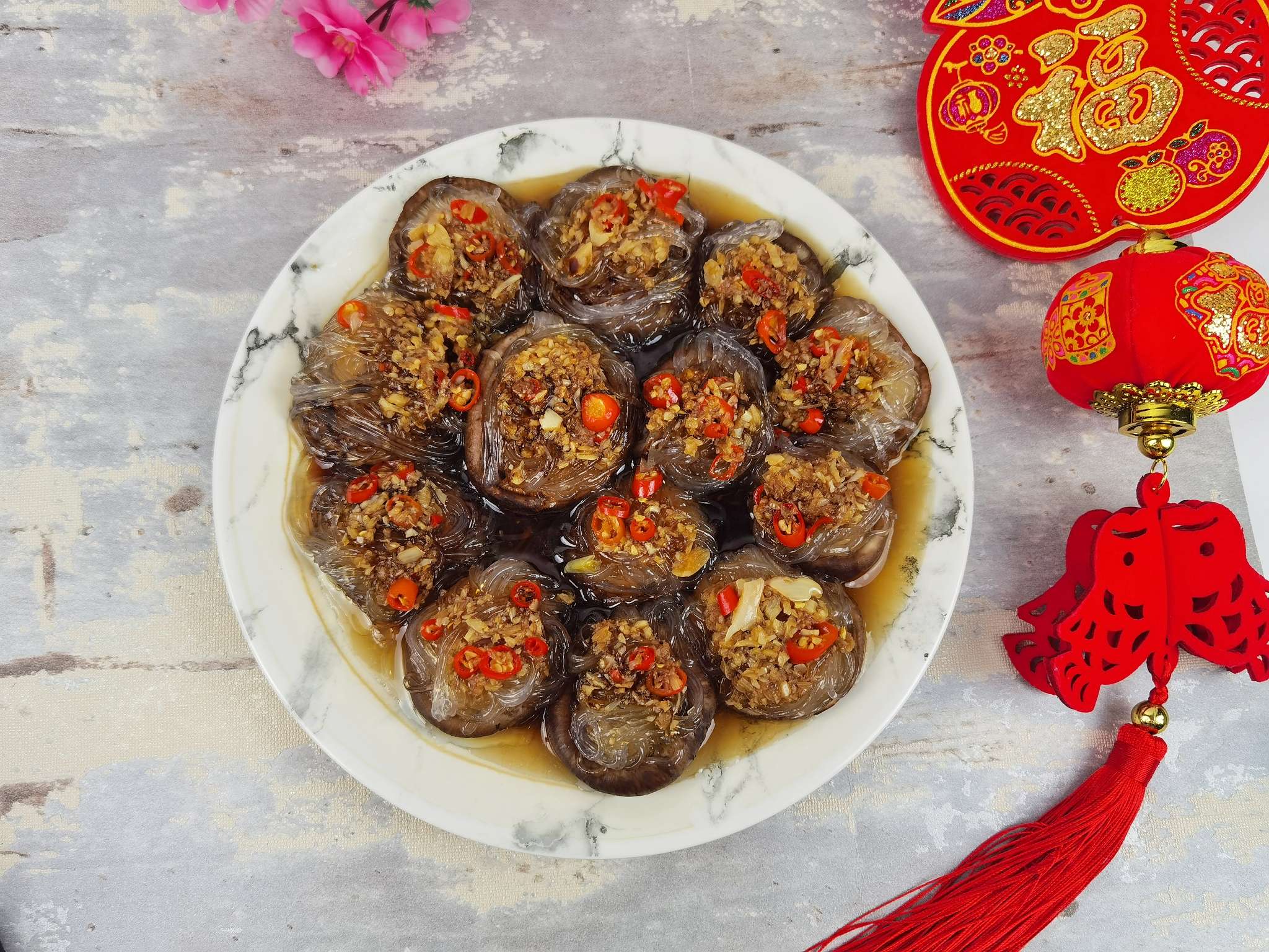 年夜飯-團團圓圓香菇粉絲,香菇這樣做,比扇貝和肉還好吃的做法-蒜香味蒸菜譜-易網健康養生網 年夜飯-團團圓圓香菇粉絲,香菇這樣做,比扇貝和肉還好吃的做法-蒜香味蒸菜譜