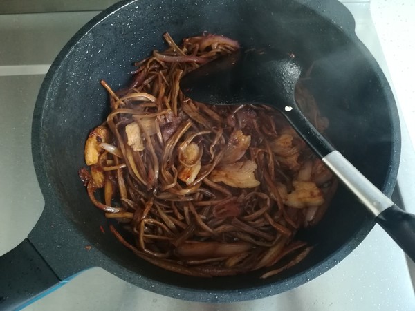 干鍋茶樹菇的做法-家常味炒菜譜-易網健康養生網 干鍋茶樹菇的做法-家常味炒菜譜