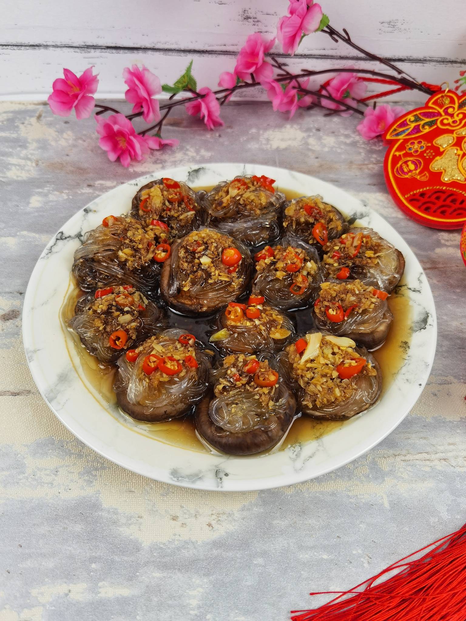 年夜飯-團團圓圓香菇粉絲,香菇這樣做,比扇貝和肉還好吃的做法-蒜香味蒸菜譜-易網健康養生網 年夜飯-團團圓圓香菇粉絲,香菇這樣做,比扇貝和肉還好吃的做法-蒜香味蒸菜譜