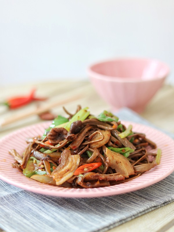 干鍋茶樹菇的做法-家常味炒菜譜-易網健康養生網 干鍋茶樹菇的做法-家常味炒菜譜