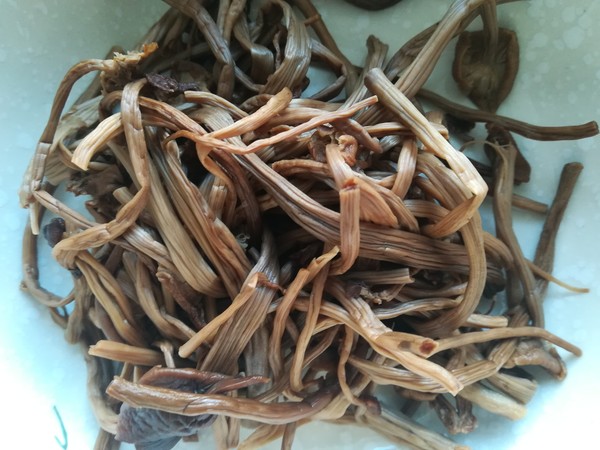 干鍋茶樹菇的做法-家常味炒菜譜-易網<a href=http://www.gyfww.com/ target=_blank class=infotextkey>健康養生</a>網 干鍋茶樹菇的做法-家常味炒菜譜