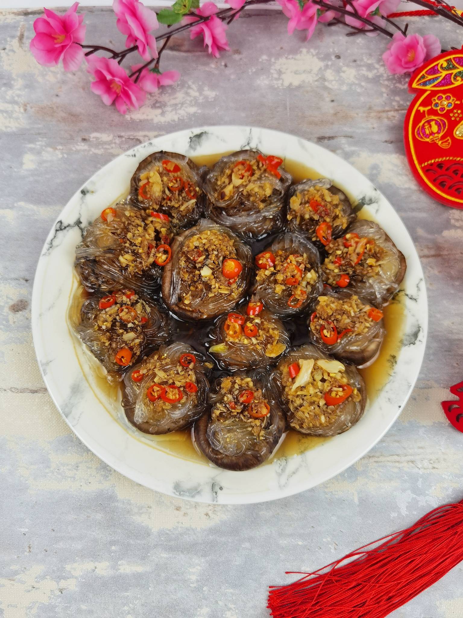 年夜飯-團團圓圓香菇粉絲,香菇這樣做,比扇貝和肉還好吃的做法-蒜香味蒸菜譜-易網健康養生網 年夜飯-團團圓圓香菇粉絲,香菇這樣做,比扇貝和肉還好吃的做法-蒜香味蒸菜譜