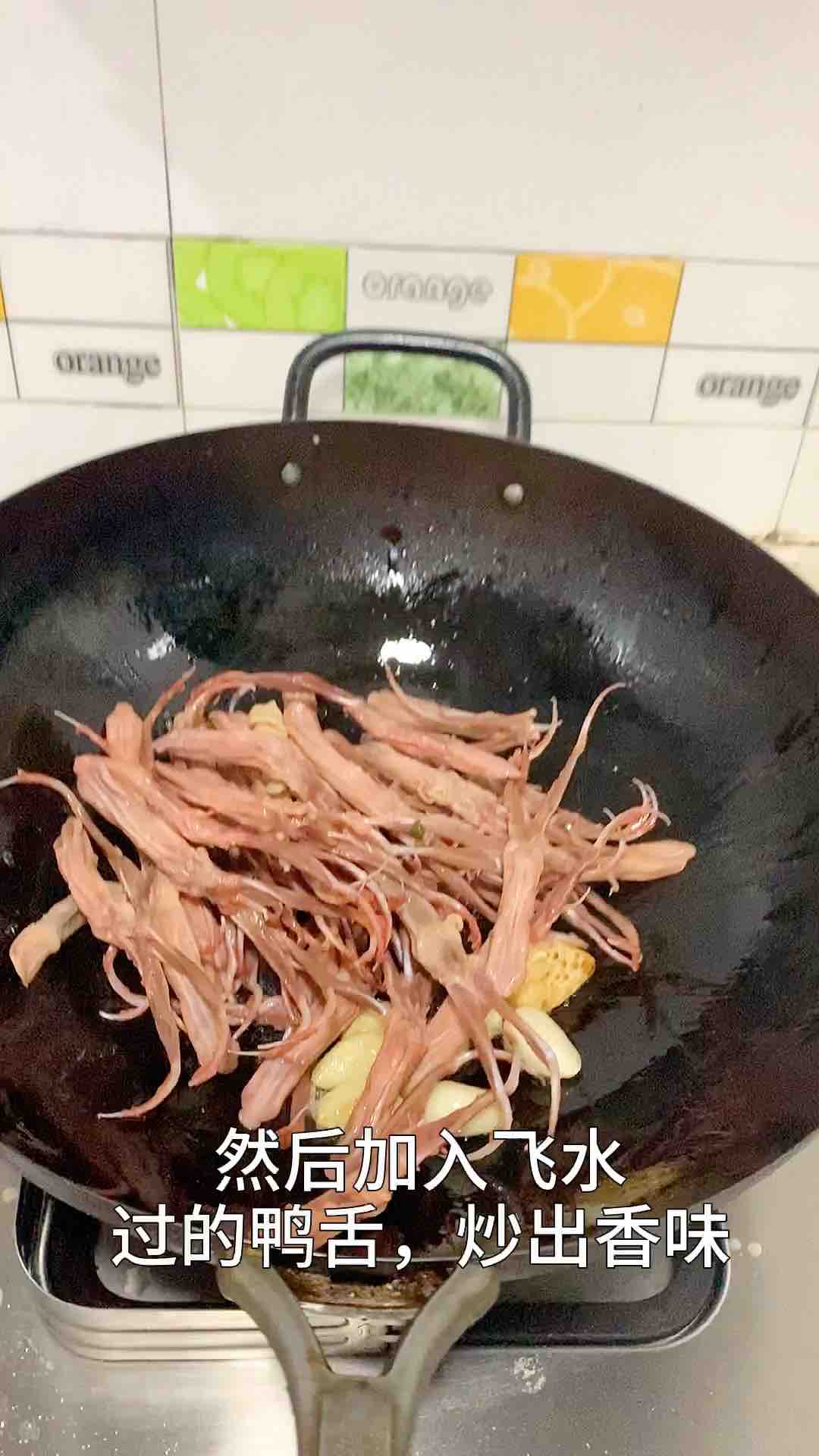 按孩子的要求，來個(gè)全新的鴨舌小吃的做法-家常味燒菜譜