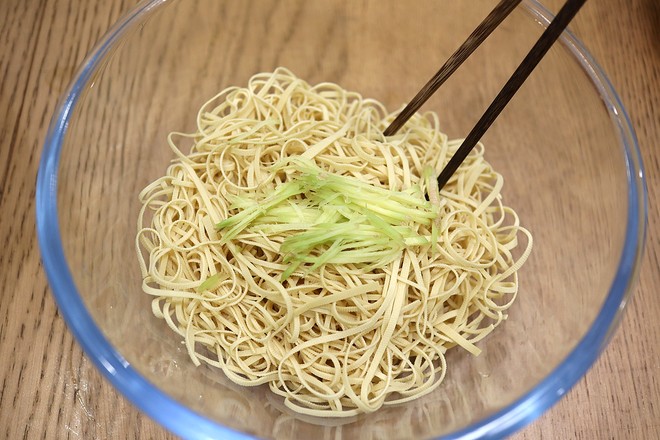 燙拌豆腐絲的做法-家常味拌菜譜