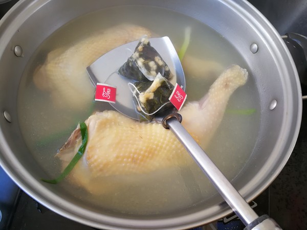 白切雞放點它,清香不油膩,肉質嫩滑好吃,方法很簡單的做法-家常味煮菜譜-易網健康養生網 白切雞放點它,清香不油膩,肉質嫩滑好吃,方法很簡單的做法-家常味煮菜譜