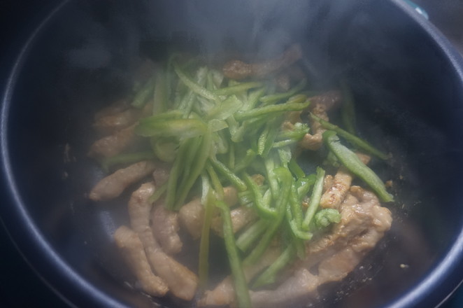 肉質酥嫩的秘訣在此，快手家常菜——酥嫩小炒肉的做法-咸鮮味炒菜譜