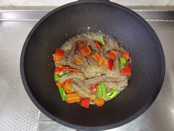 紅紅火火青紅椒小炒牛肉的做法-咸鮮味炒菜譜