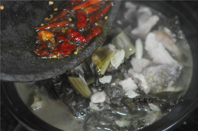 魚的做法這么多，我獨愛酸菜魚，湯鮮肉嫩，比水煮魚片更營養！的做法-酸辣味煮菜譜