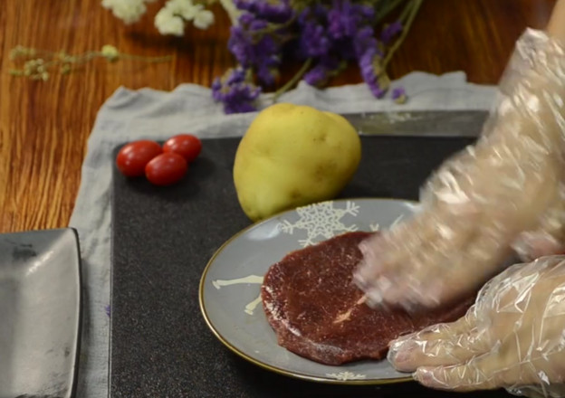 烤牛排的做法-黑椒味烤菜譜-易網<a href=http://www.gyfww.com/ target=_blank class=infotextkey>健康養生</a>網 烤牛排的做法-黑椒味烤菜譜