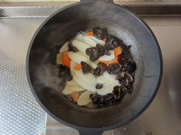 爽脆胡蘿卜山藥炒木耳的做法-咸鮮味炒菜譜