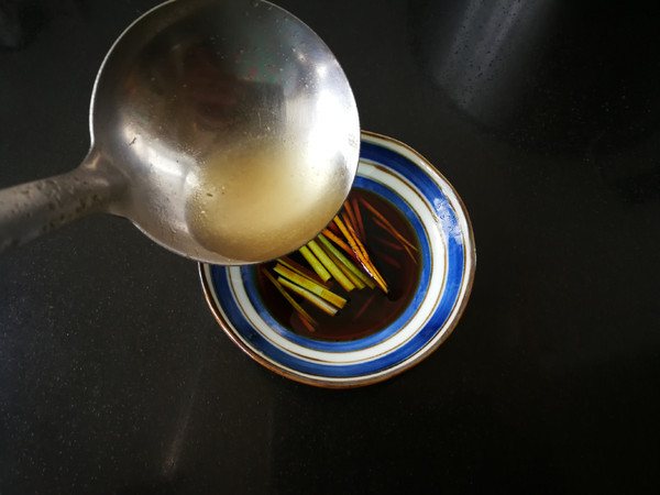 白切雞放點它,清香不油膩,肉質嫩滑好吃,方法很簡單的做法-家常味煮菜譜-易網健康養生網 白切雞放點它,清香不油膩,肉質嫩滑好吃,方法很簡單的做法-家常味煮菜譜