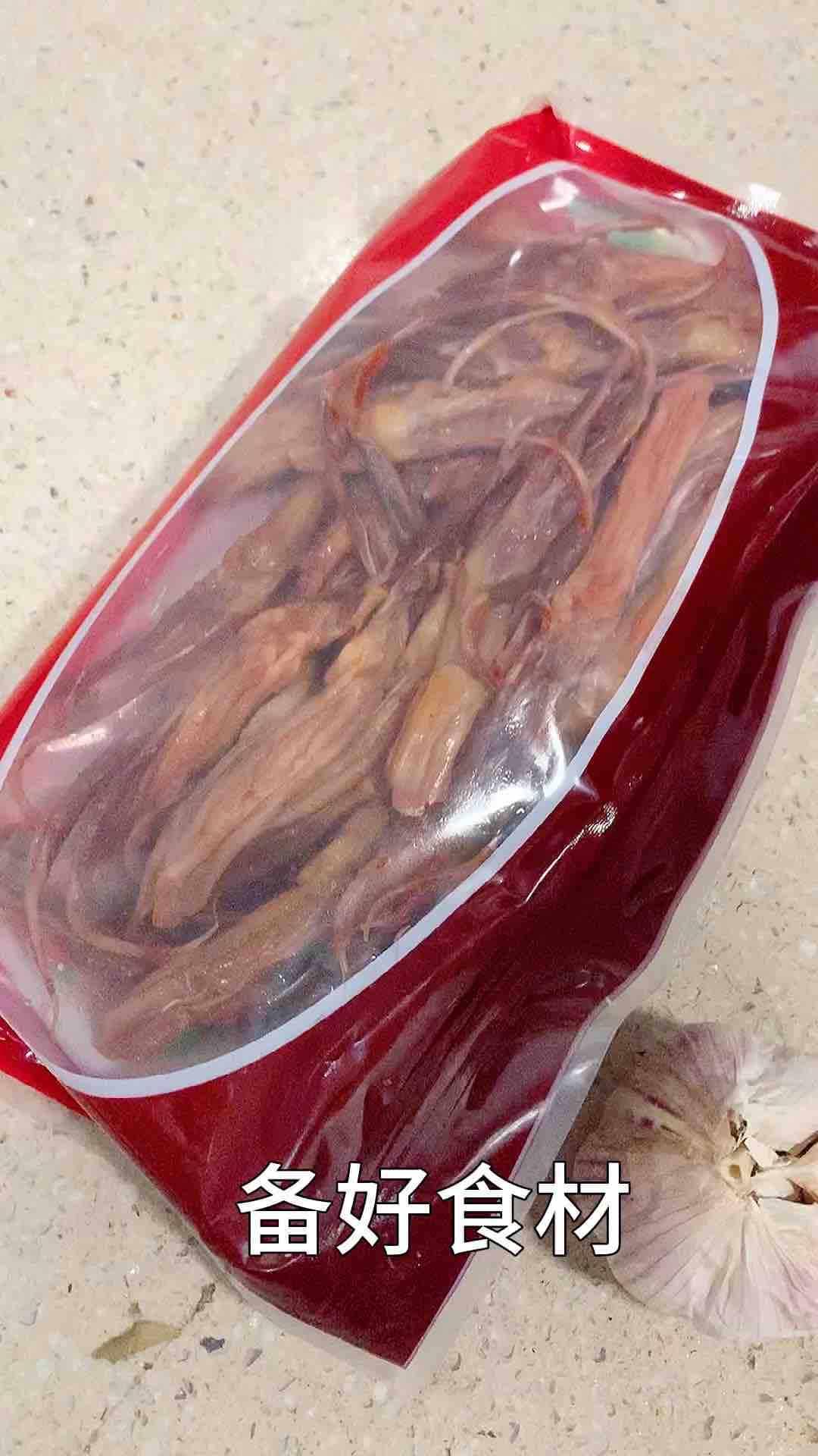 按孩子的要求，來個(gè)全新的鴨舌小吃的做法-家常味燒菜譜