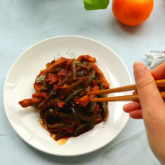 肉質酥嫩的秘訣在此，快手家常菜——酥嫩小炒肉的做法-咸鮮味炒菜譜