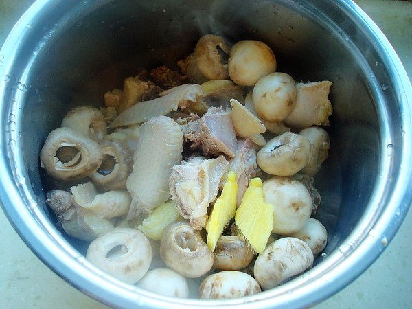 口菇燉土雞的做法-家常味燉菜譜