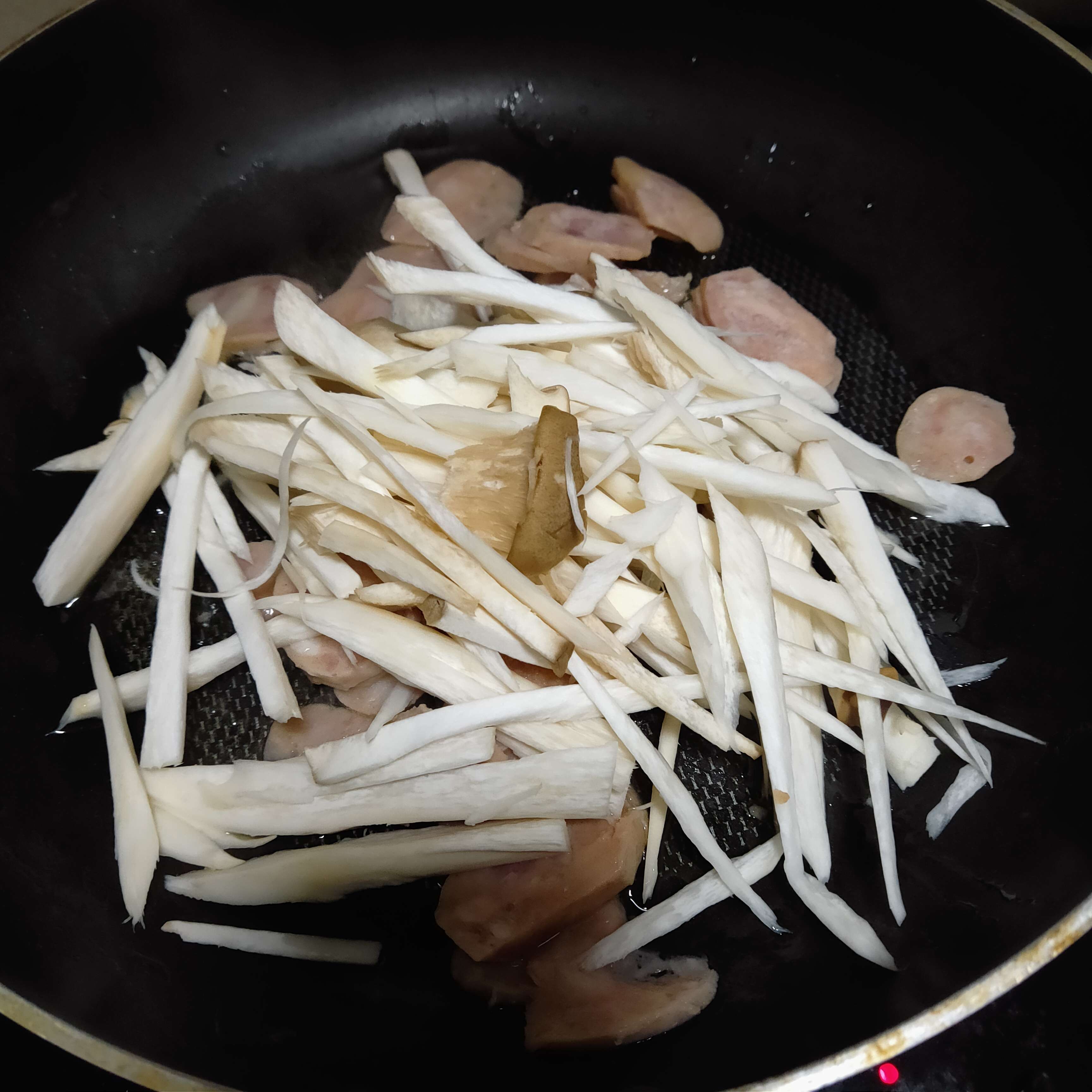 杏鮑菇炒肉腸的做法-咸鮮味炒菜譜