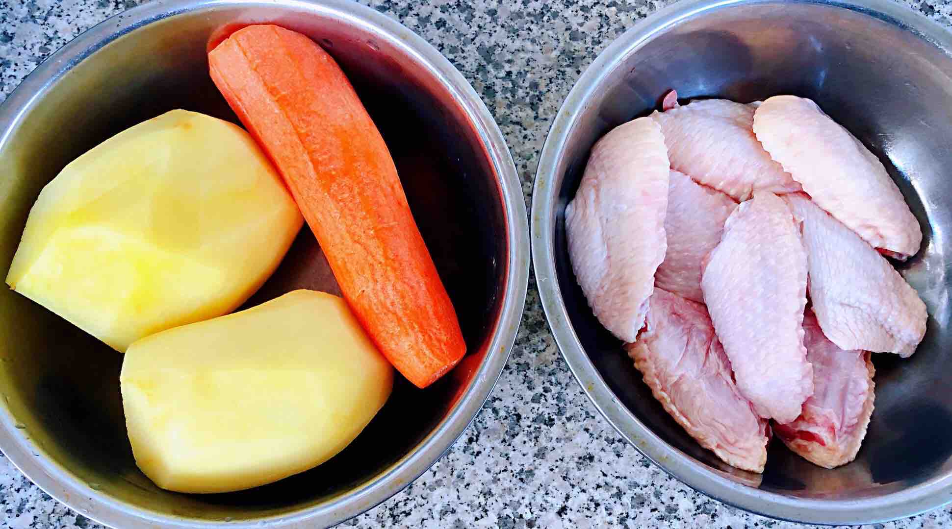 土豆胡蘿卜燉雞翅的做法-咸鮮味燉菜譜-易網(wǎng)<a href=http://www.gyfww.com/ target=_blank class=infotextkey>健康養(yǎng)生</a>網(wǎng) 土豆胡蘿卜燉雞翅的做法-咸鮮味燉菜譜