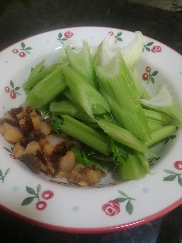 簡簡單單也不失美味~~臘肉炒西芹的做法-家常味炒菜譜