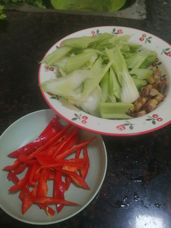 簡簡單單也不失美味~~臘肉炒西芹的做法-家常味炒菜譜