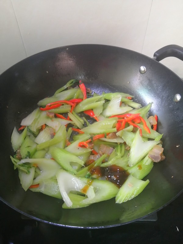 簡簡單單也不失美味~~臘肉炒西芹的做法-家常味炒菜譜