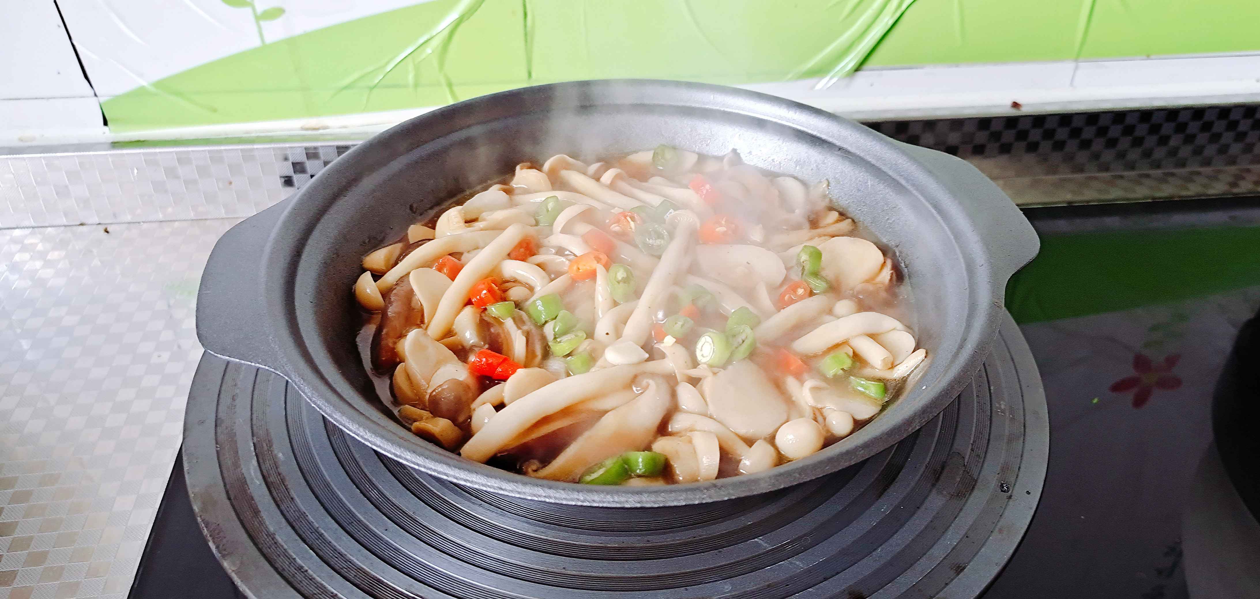 這樣做蘑菇，咸香美味好吃不停口…蠔油蘑菇煲的做法-咸鮮味煲菜譜