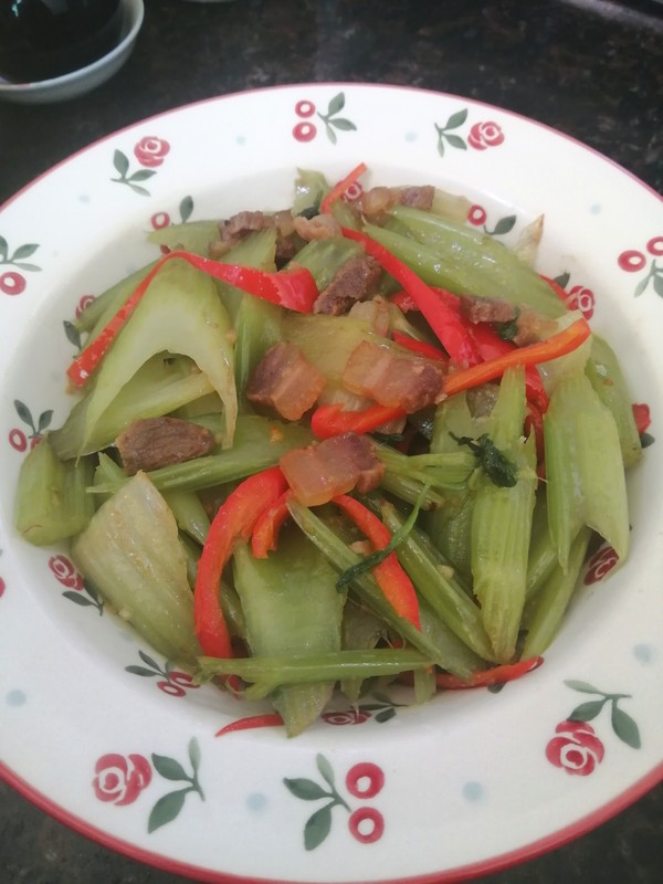 簡簡單單也不失美味~~臘肉炒西芹的做法-家常味炒菜譜