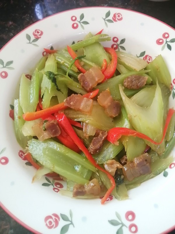 簡簡單單也不失美味~~臘肉炒西芹的做法-家常味炒菜譜