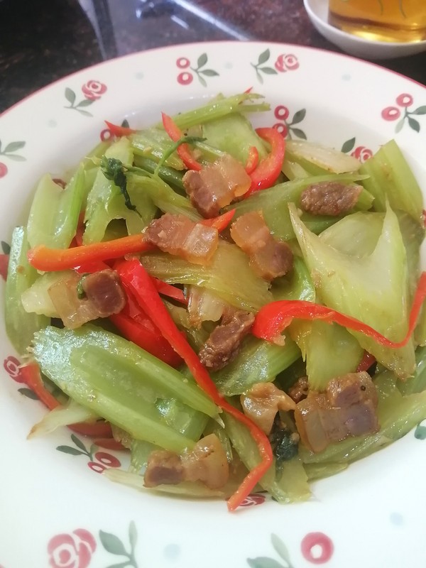 簡簡單單也不失美味~~臘肉炒西芹的做法-家常味炒菜譜