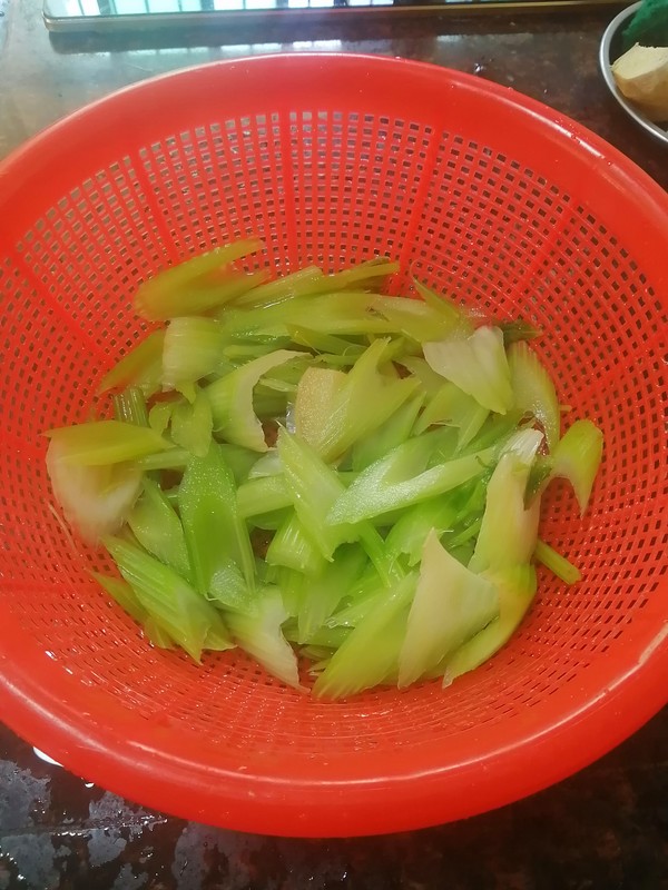 簡簡單單也不失美味~~臘肉炒西芹的做法-家常味炒菜譜