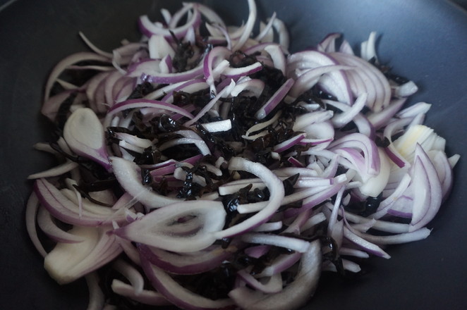 洋蔥木耳炒肉絲的做法-家常味炒菜譜