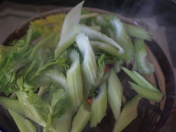 高纖又補腦的涼拌輕食——西芹拌桃仁的做法-酸甜味拌菜譜