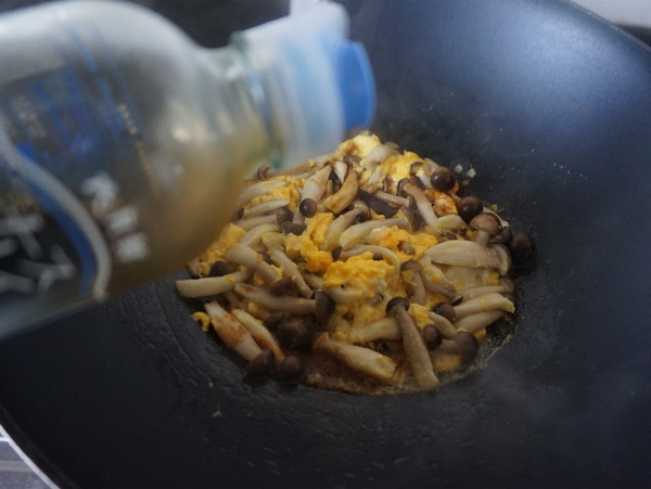 蟹味菇炒雞蛋的做法-家常味炒菜譜